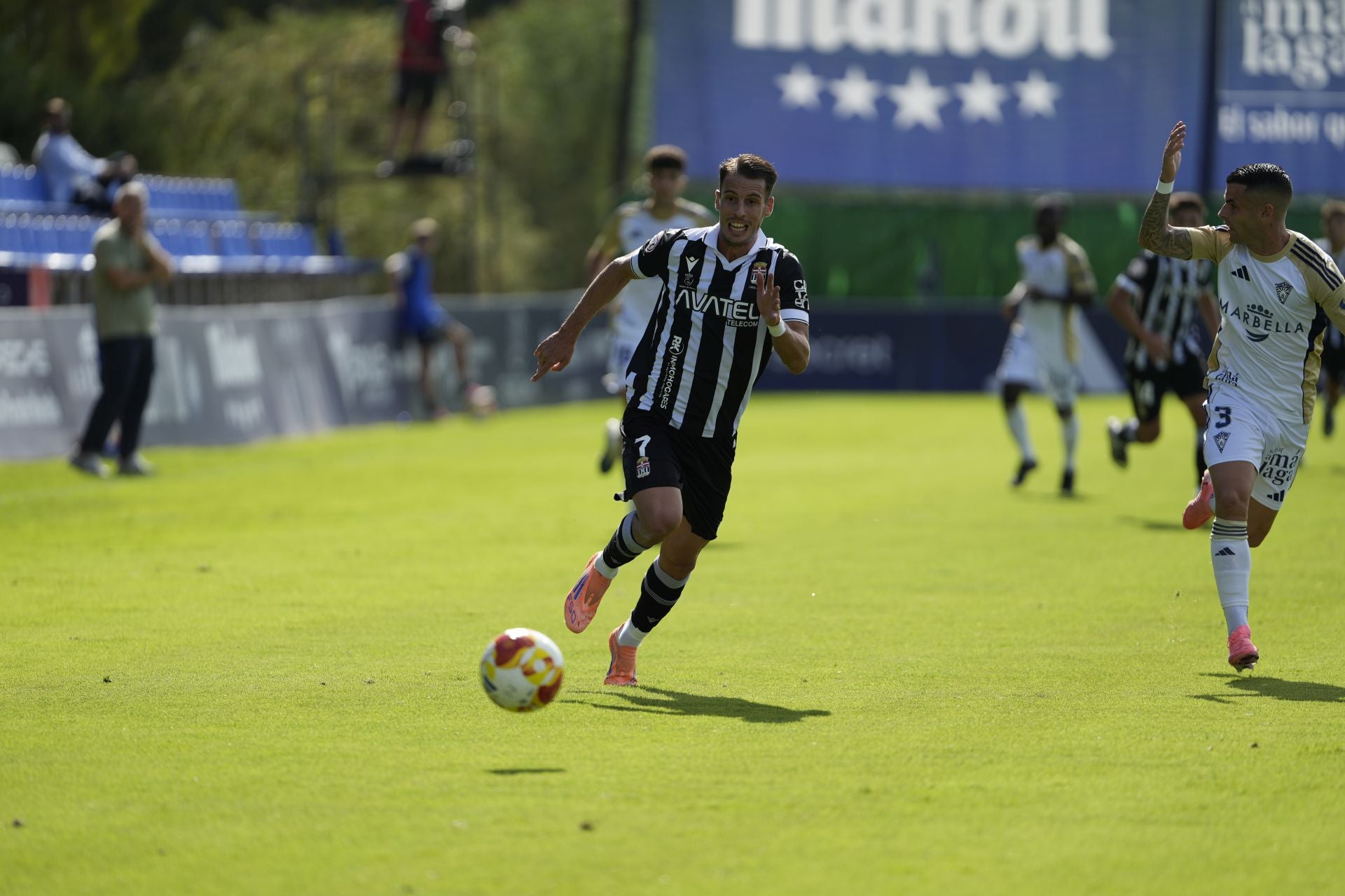 El Cartagena cambia su imagen fuera de casa, pero sigue sin ganar, en imágenes