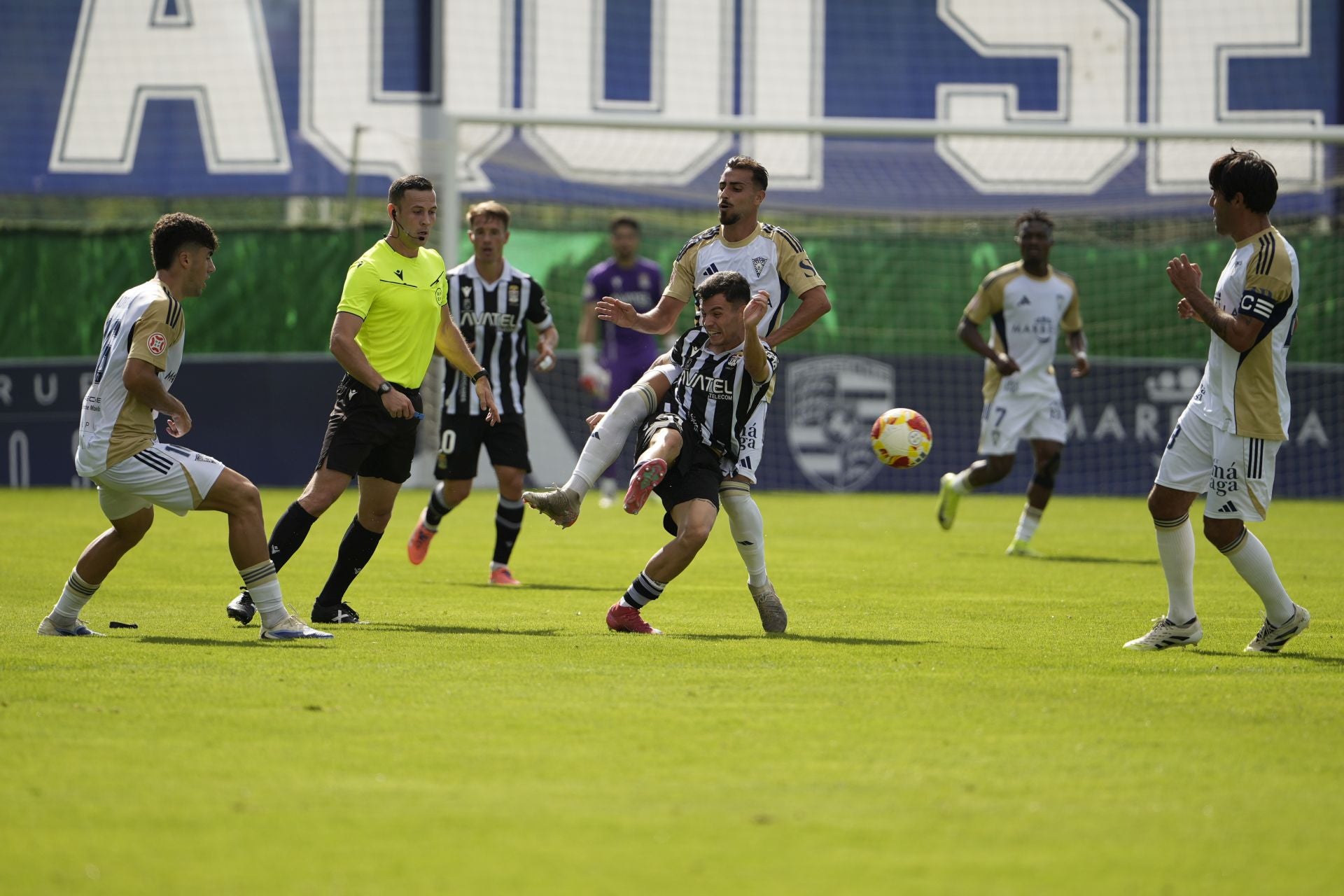 El Cartagena cambia su imagen fuera de casa, pero sigue sin ganar, en imágenes
