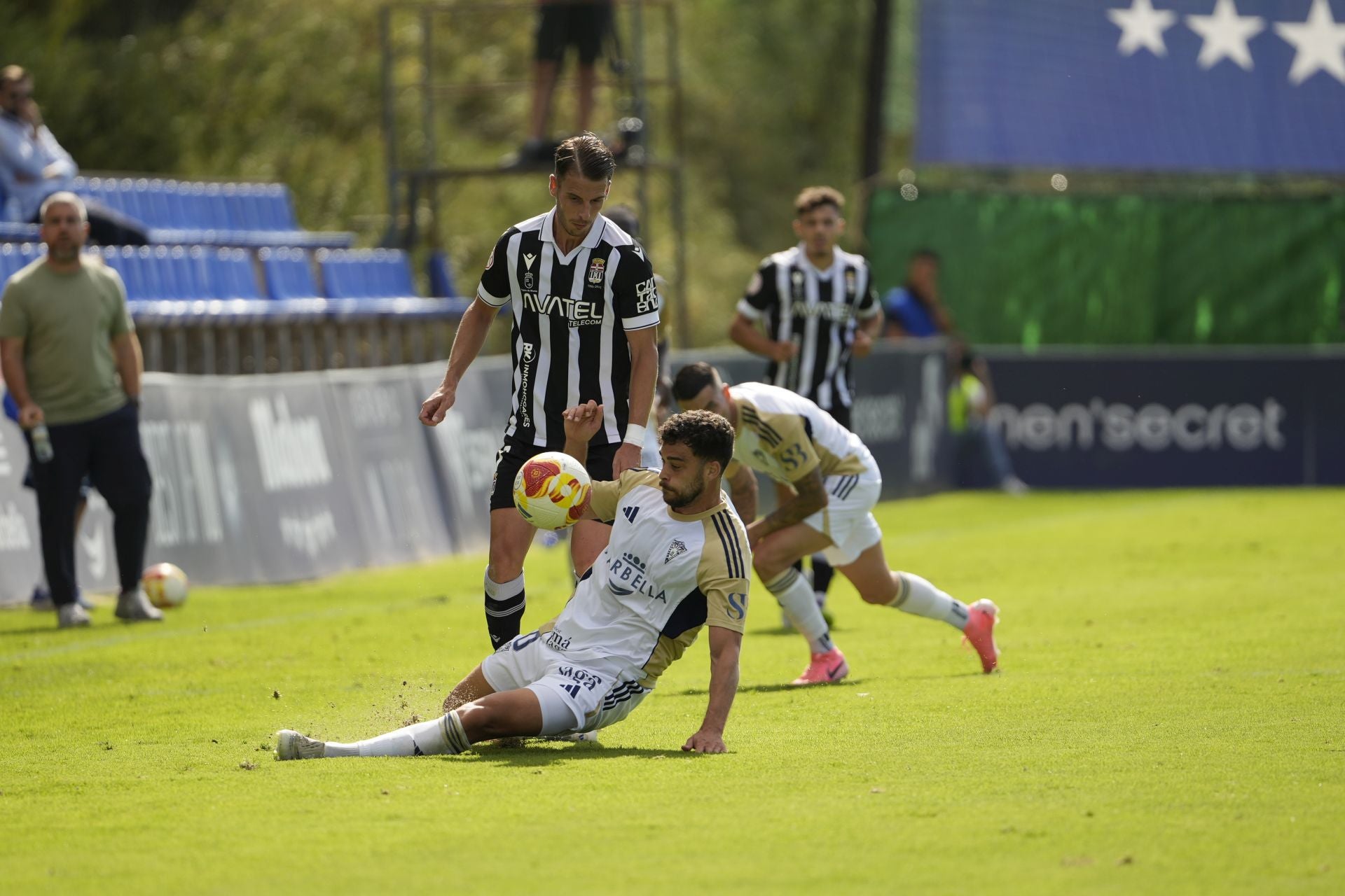 El Cartagena cambia su imagen fuera de casa, pero sigue sin ganar, en imágenes