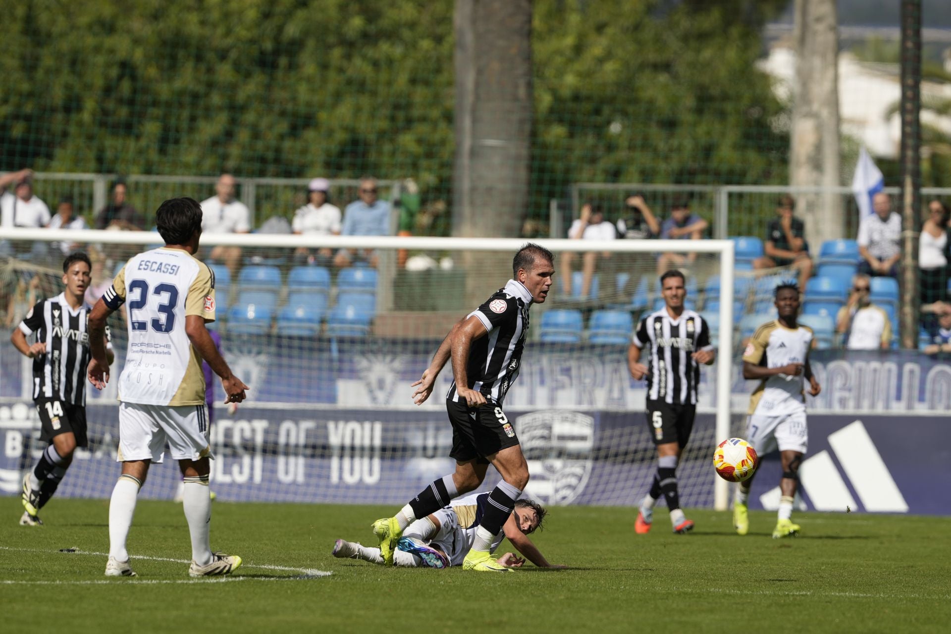 El Cartagena cambia su imagen fuera de casa, pero sigue sin ganar, en imágenes