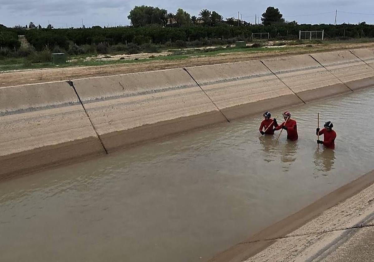 Miembros del dispositivo de búsuqeda rastrean el canal del Trasvase en Torre Pacheco.