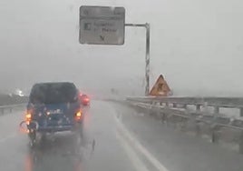 Lluvia en la autovía a la altura de Lorca, este domingo.