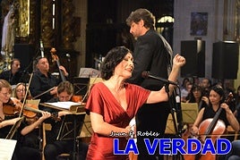 Lidia Plaza durante la actuación en la segunda parte del concierto, acompañada por la Orquesta Sinfónica de la Región de Murcia
