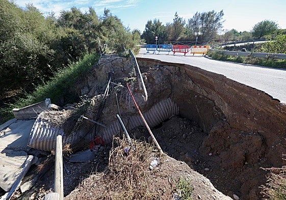 Agujero abierto por la dana 'Alice' en La Contrapada.