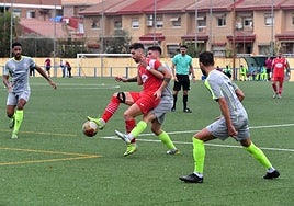 Dieguito (El Palmar), con el balón en el duelo ante el Santomera.