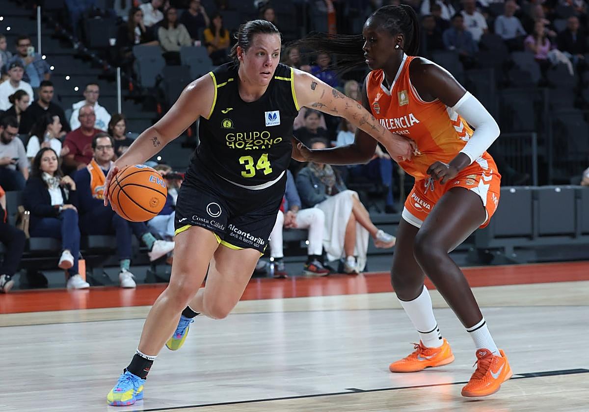 Billie Massey busca ganarle la línea de fondo a Awa Fam.