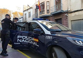 Policías a las puertas de la comisaría de Alcantarilla.