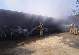 Bomberos en el lugar del suceso, este lunes.