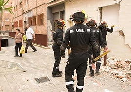 Efectivos de la UME intervienen en un edificio tras los terremotos de 2011.