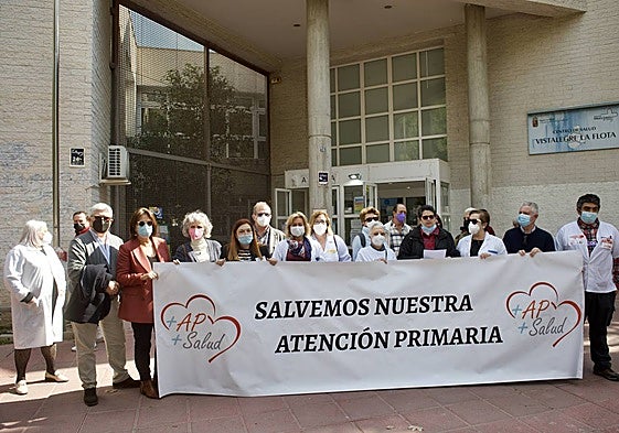 Profesionales y pacientes, durante una protesta de la Marea Blanca, en una imagen de archivo.