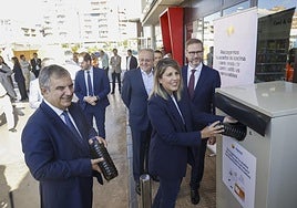 El consejero Vázquez y la alcaldesa de Cartagena, Noelia Arroyo, durante la presentación.