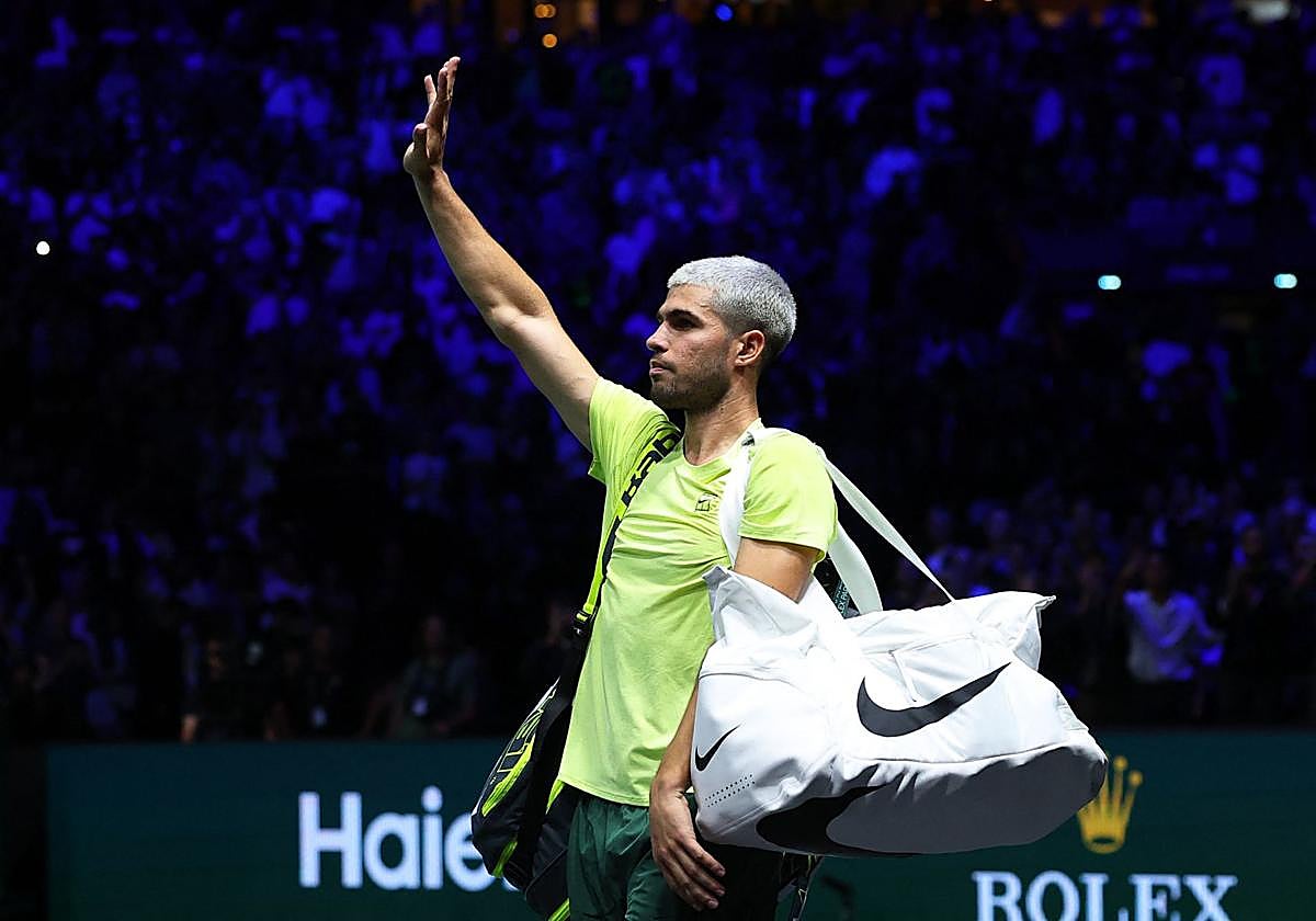 Carlos Alcaraz se despide del público tras su derrota en París este martes.