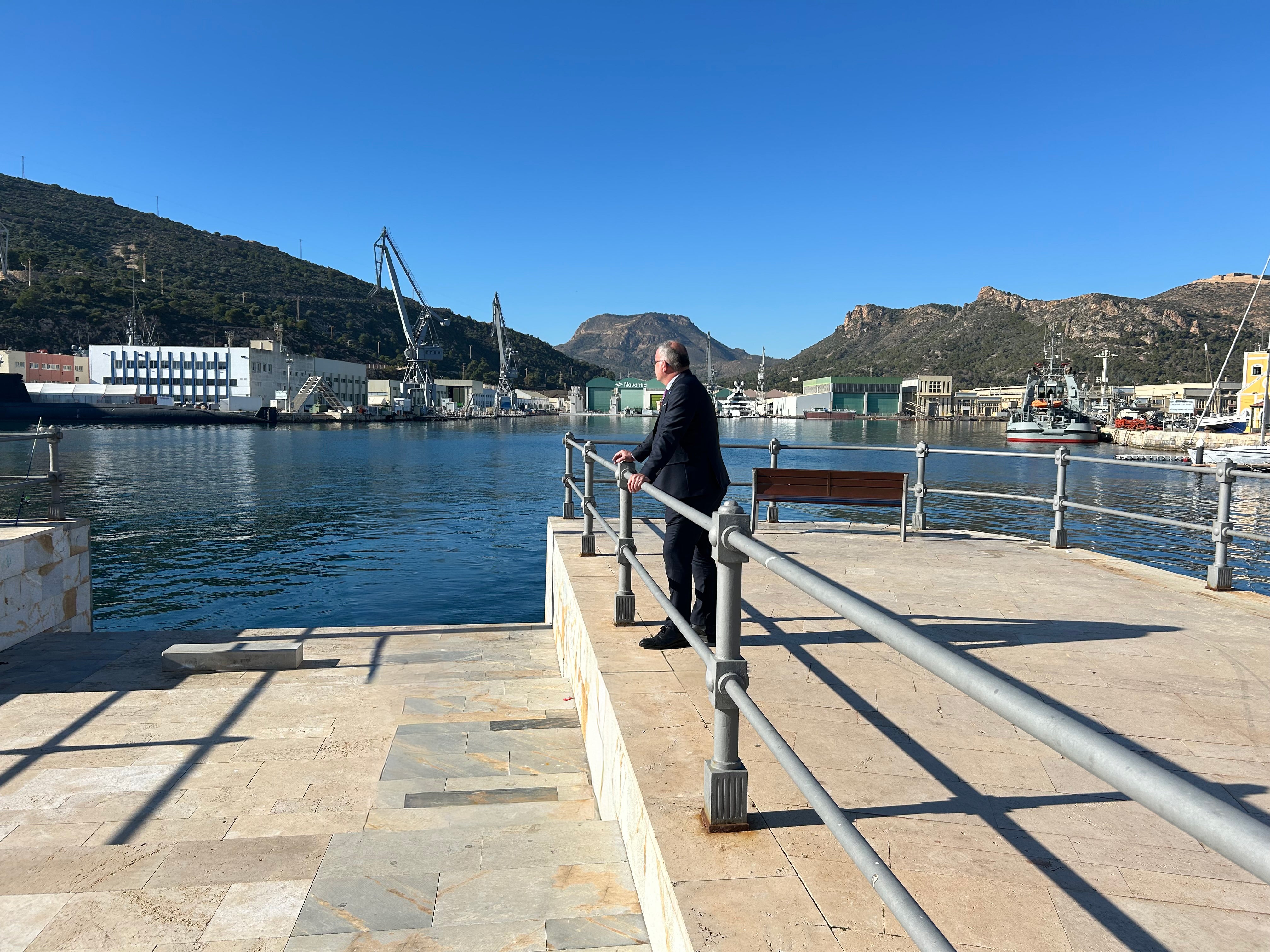 José Javier Mármol divisa la sede de SAES desde la Dársena de Botes del Puerto de Cartagena.