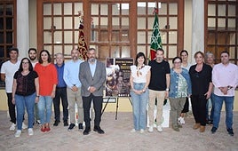 Los presidentes junto a componentes de las juntas directivas del Bando Moro y del Bando Cristiano en el patio de la Casa de la Cruz