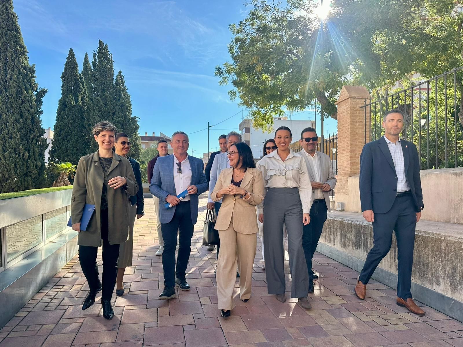 La consejera Carmen Conesa junto a los alcaldes y alcaldesas en los exteriores de la capilla de la Virgen de las Angustias de Yecla