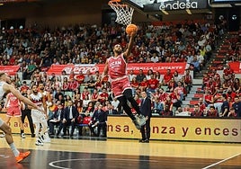 DeJulius finaliza una bandeja tras un corte de UCLA, en el primer cuarto ante el Baskonia.