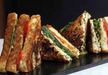 Sándwich de espinacas y queso brie