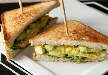 Sándwich de tortilla y aguacate