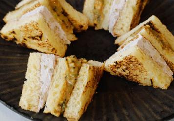 Sándwich de tofu con verduras