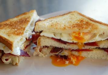 Sándwich de jamón serrano y huevo frito