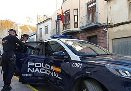 Policías a las puertas de la comisaría de Alcantarilla.