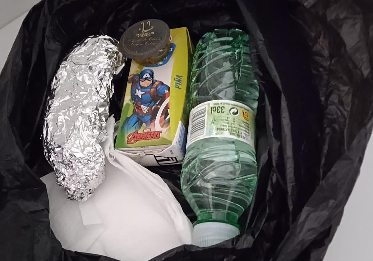 El desayuno, dentro de una bolsa de basura, que, según denuncia UGT, recibió el menor en el hospital de Yecla.