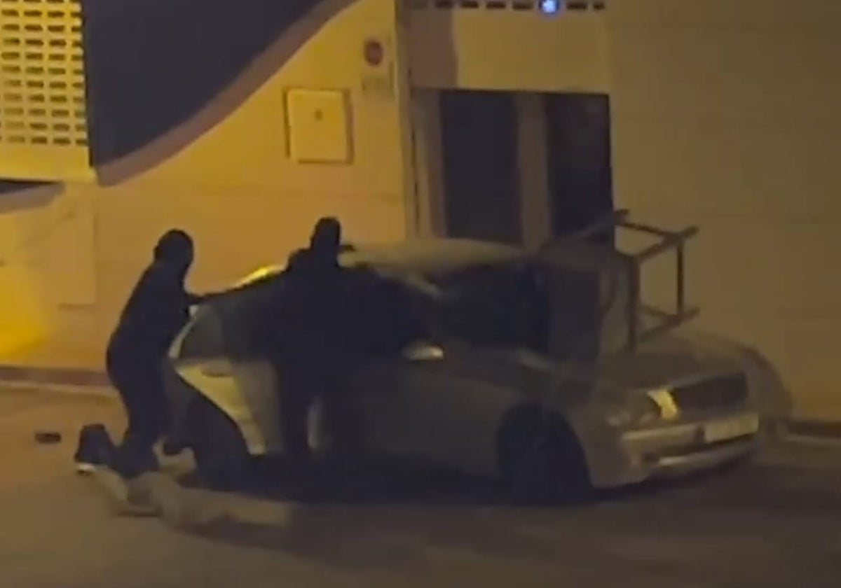 Roban una caja fuerte y estrellan el coche con el botín sobre el capó en San Pedro del Pinatar