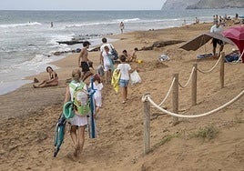 Bañistas en Calblanque en una imagen de archivo.