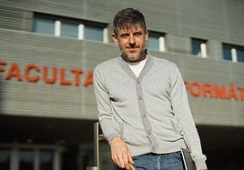 El investigador Rafael Marín, frente a la Facultad de Informática, en el campus de Espinardo.