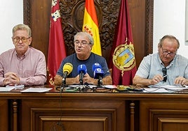 El secretario regional de la Asociación en Defensa de la Sanidad Pública, Mario Soler, el presidente de la Federación de Asociaciones de Vecinos de Lorca y Comarca, Pedro García, y Miguel Martínez, de la plataforma en defensa de la sanidad de Águilas.