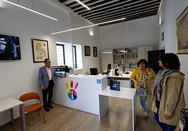 El concejal de Turismo y personal de la oficina en la nueva sede en los bajos del palacio de Guevara.