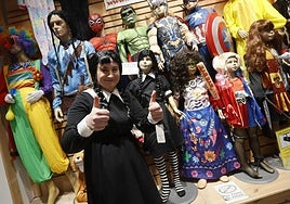 Una joven posa disfrazada de Miércoles Addams, en una imagen de archivo.