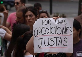 Imagen de una protesta de interinos tras las últimas oposiciones.