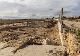 Estado del cauce alterado aguas arriba de la almenara de la MCT, con daños por la riada del 11 de octubre.