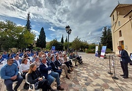 El alcalde de Caravaca, José Francisco García, se dirige al resto de alcaldes y concejales participantes en la presentación del programa «Era digital» que ha tenido lugar en Archivel