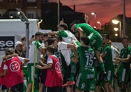 Los jugadores de Los Garres celebran uno de los goles contra el Manises el pasado 4 de octubre.
