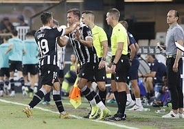 Ortuño sale por Chiki, en el duelo ante el Tarazona.