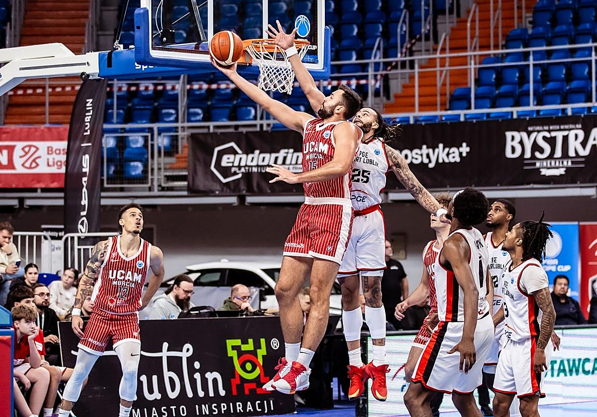 Cate prepara una bandeja en el partido de este miércoles contra el Lublin.