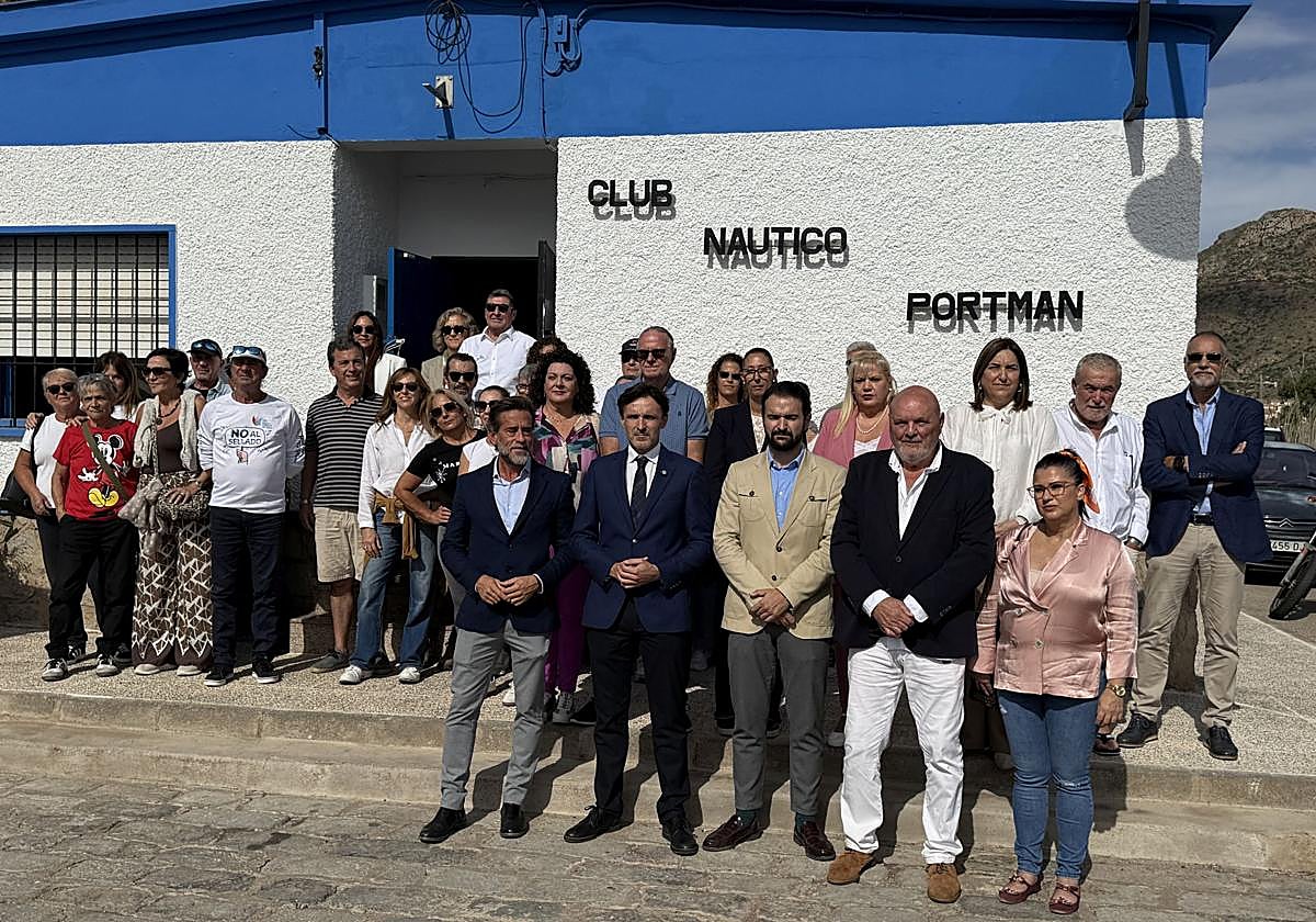 Autoridades y vecinos tras la reunión celebrada este miércoles en el club náutico.