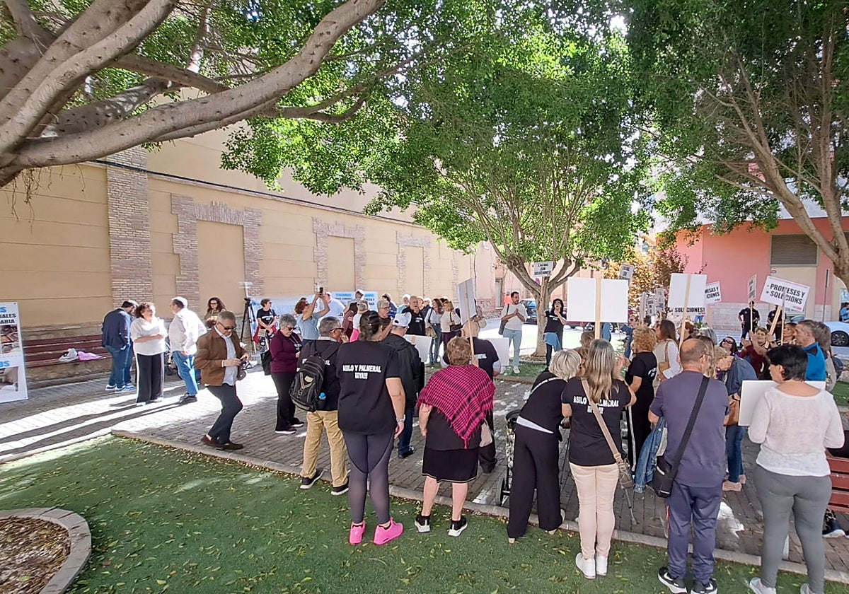 Concentración este martes junto al antiguo asilo de Orihuela.