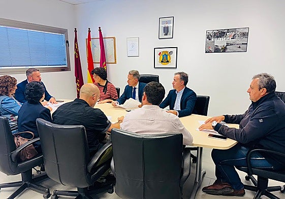 El alcalde de Lorca (c) y alcaldes y concejales de los municipios de la comarca que se han adherido al protocolo.