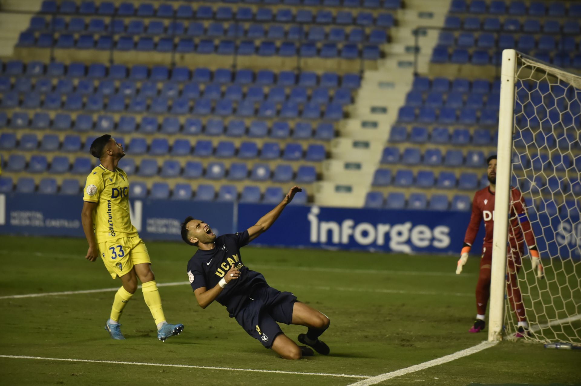 Las imágenes del UCAM CF-Cádiz (1-3)