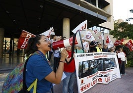 Protesta a las puertas de la Consejería de Fomento, este martes.