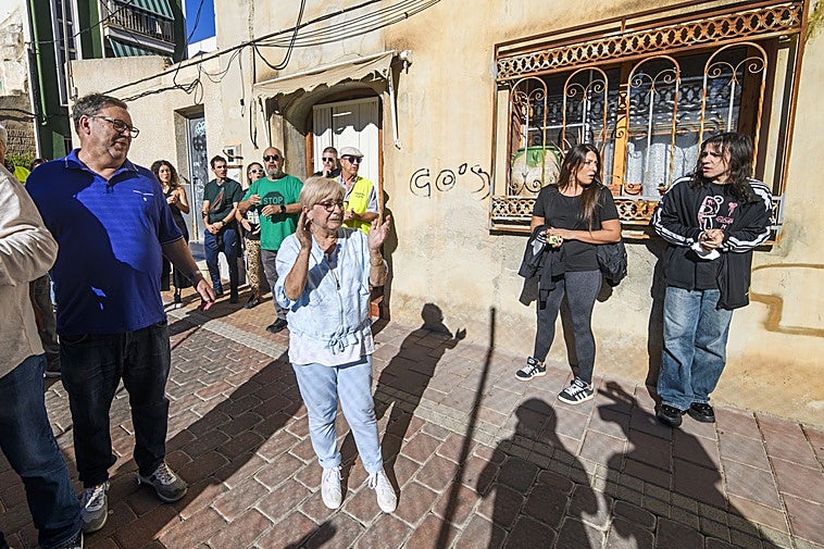 Santi Jiménez, este jueves, en la puerta de su vivienda ubicada en la Travesía Miguel Ballesta de Alcantarilla.