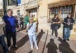 Santi Jiménez, este jueves, en la puerta de su vivienda ubicada en la Travesía Miguel Ballesta de Alcantarilla.