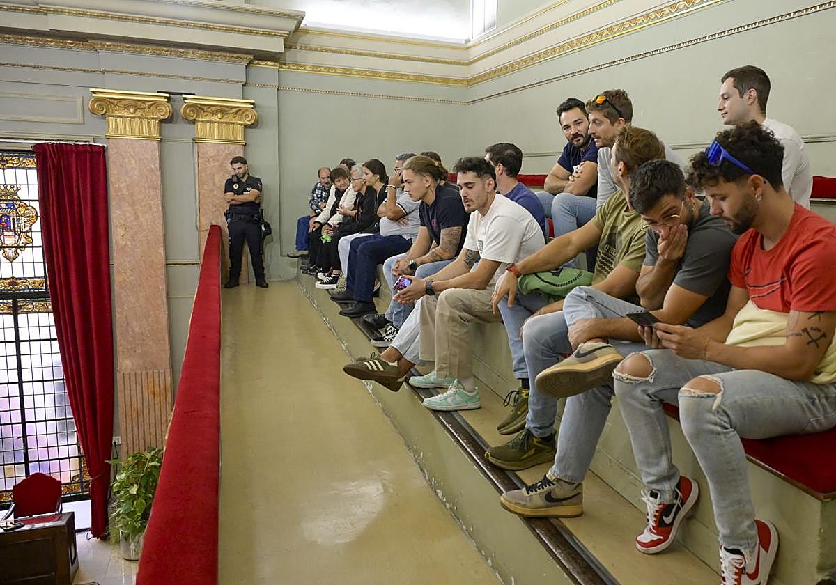 Asistentes observan el pleno de Murcia de este jueves.