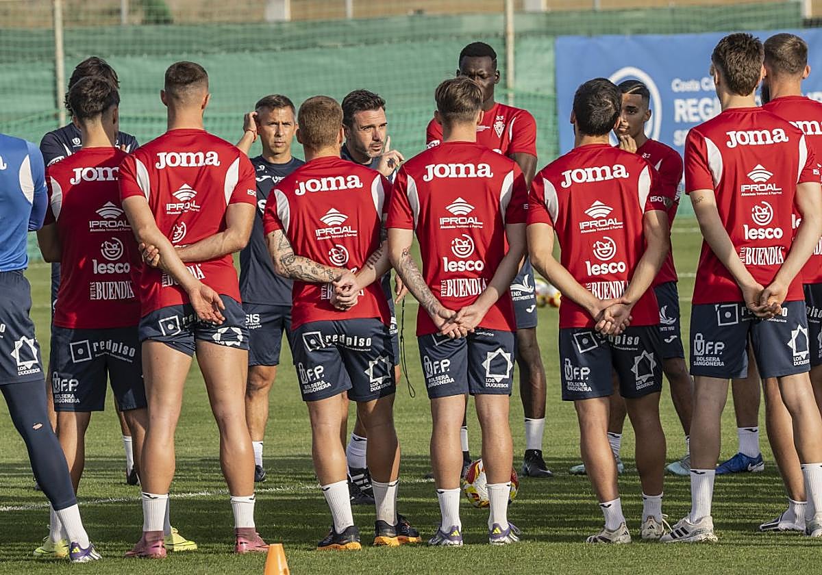 Colunga, ayer, dirigiéndose a los jugadores granas.