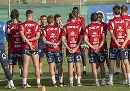 Colunga, ayer, dirigiéndose a los jugadores granas.