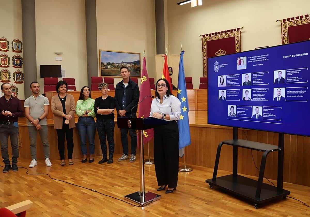 La alcaldesa anuncia la reestructuración de competencias.
