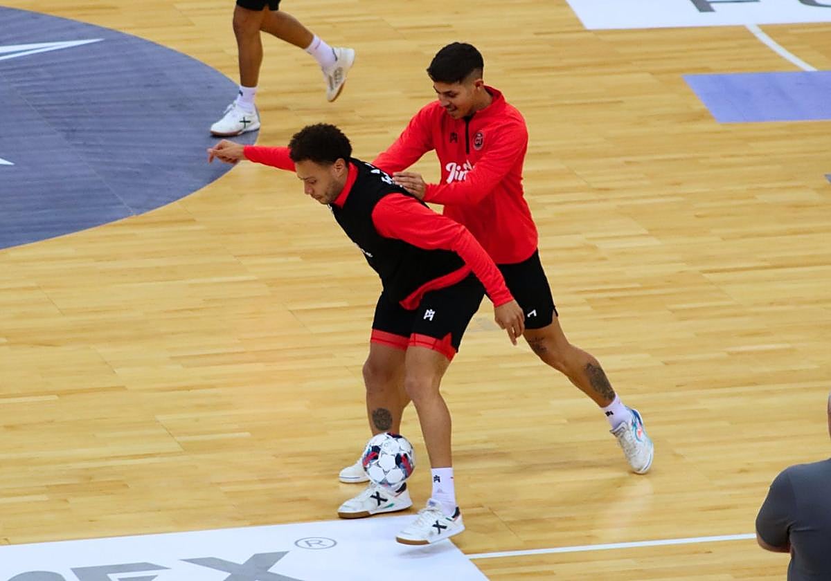 Juninho y Darío Gil, ayer, en el último entrenamiento del Jimbee en el PreZero Arena, sede del partido.